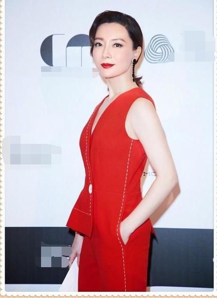 当赵雅芝和陈数同穿红色连体裤的那一刻，我才知道什么叫天生丽质