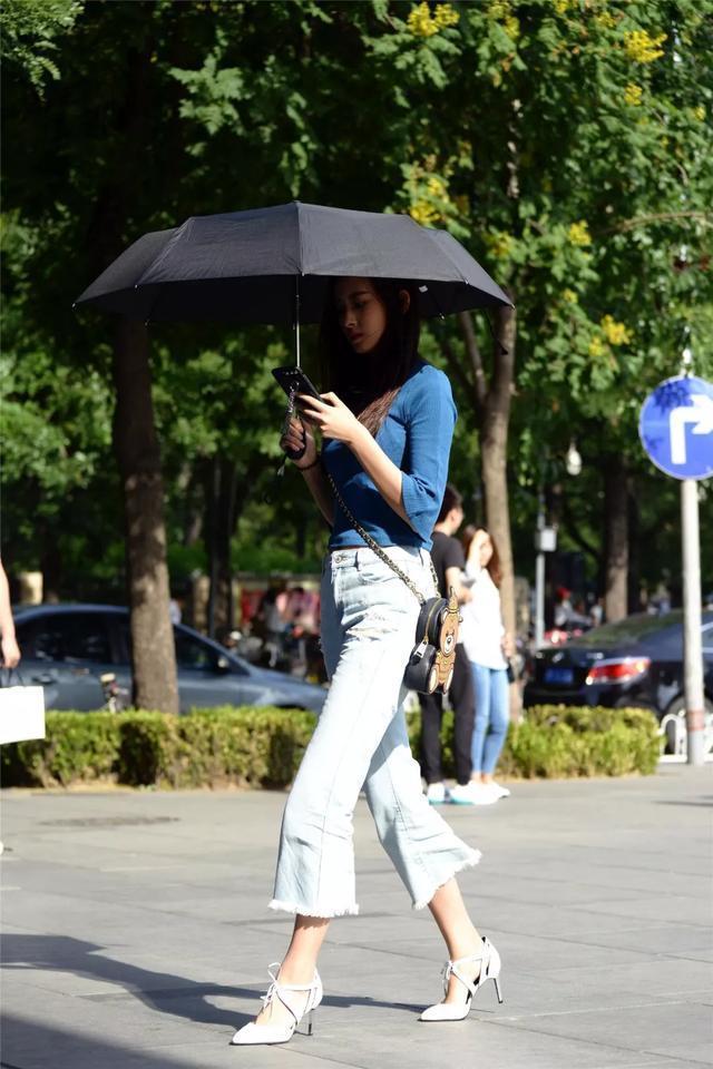  墨镜|街拍：戴着一副墨镜的小姐姐，内搭黑色的吊带，看上去十分的高贵