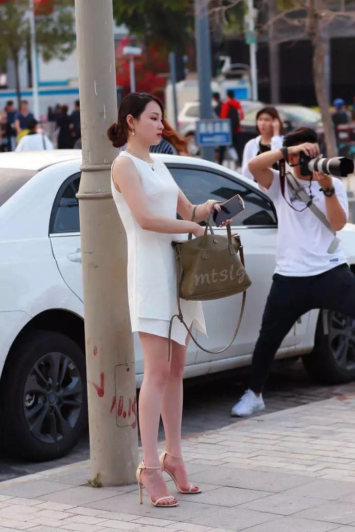 街拍:真正的写真拍摄现场，大街上围观者云集