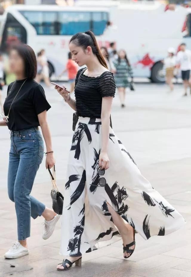 街拍：成熟清爽纯净的小姐姐，搭配上清新有活力凸显年轻！