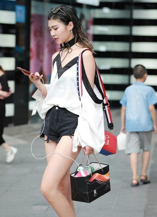 街拍:成熟有魅力的小姐姐，身材迷人，身姿优雅有女人味!