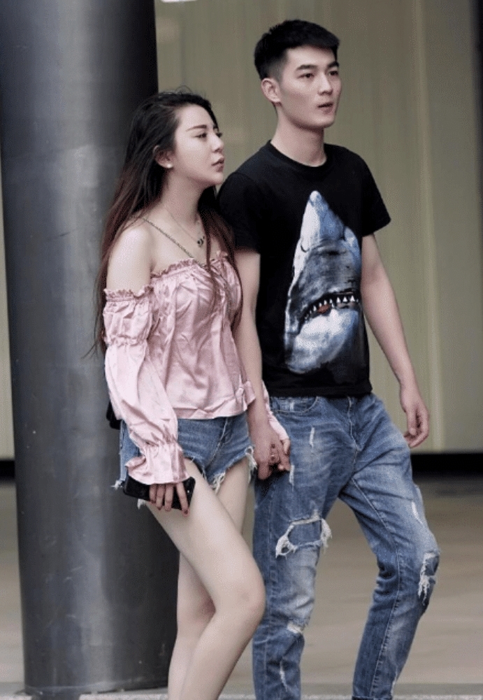 [ 哥哥]都这么白，街拍：小哥哥和小姐姐真般配