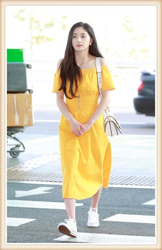 周洁琼刘诗诗同穿小黄裙，终于知道女团脸和女星脸的差距有多大了
