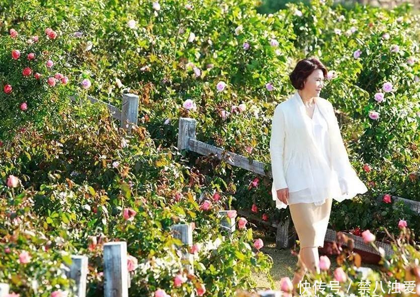 『好评』董明珠66岁赶时髦,穿孔雀蓝裙直播广受好评,说比女主持美不为过