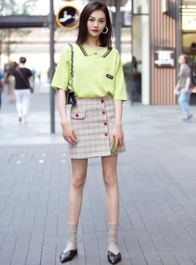 #感觉#天气太热了,美女把3岁小女孩的“裙子”当上衣,出奇的好看