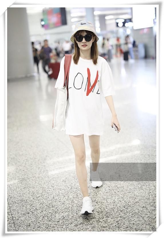 徐璐为秀腿真拼！穿一条看不见的短裤就出门，网友：还怎么交男友