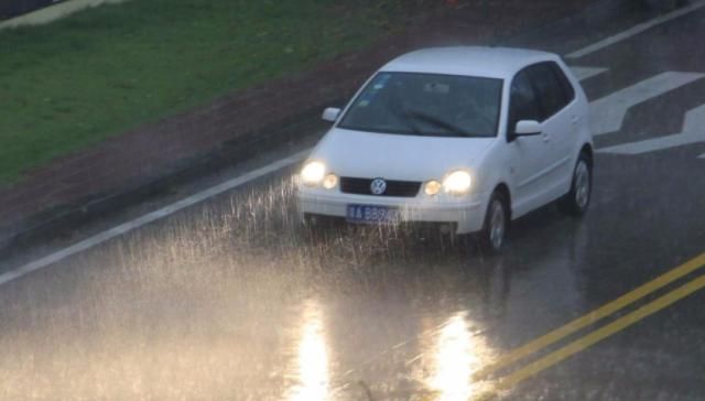  【雨天】老司机雨天跑高速为什么都这么做？新手学着点，单安全