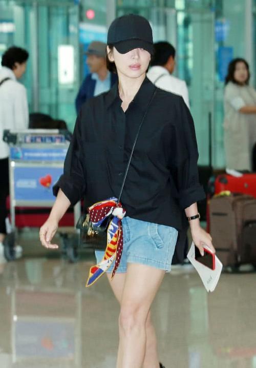 宋慧乔一身粉裙，换个摩卡波波头发型嫩回19岁，看不出已婚！