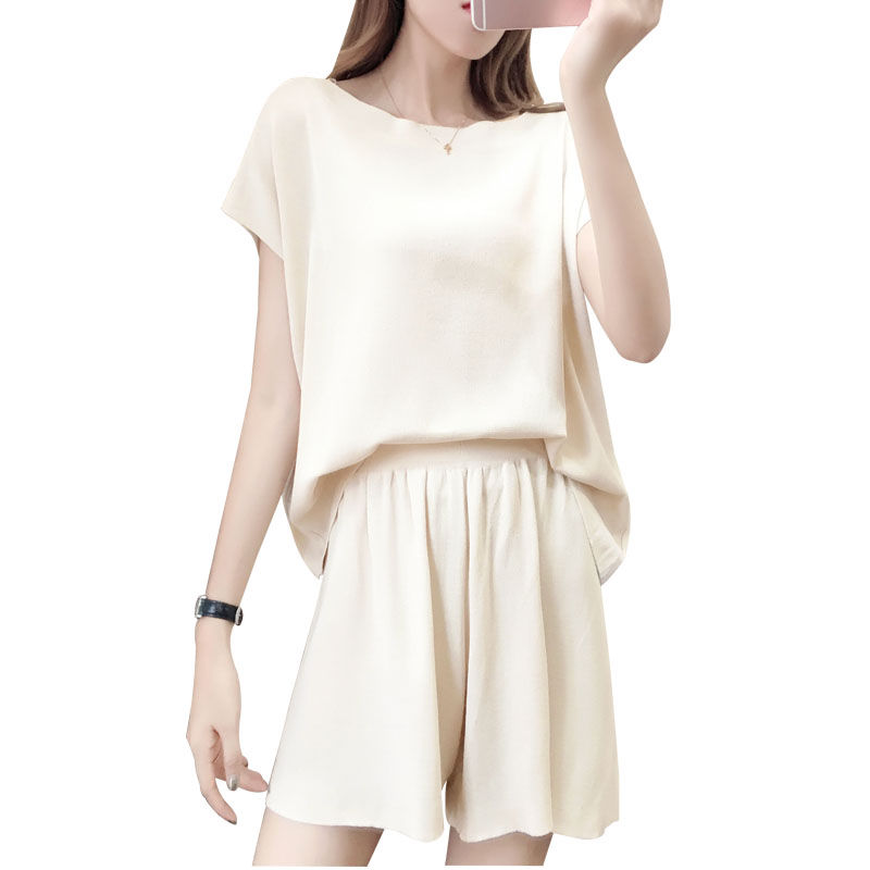 女朋友穿上这短裤套装真好看，靓丽显肤白，大方又时髦