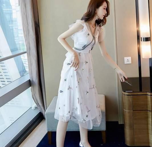 街拍：手包通常也能成为整套搭配的点睛之笔！