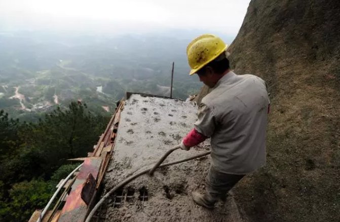 与世隔绝“悬崖工”，21名工人一餐三个菜，一天挣500