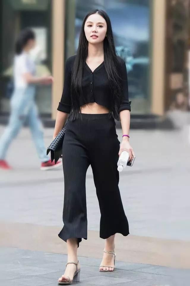 皮皮虾街拍 “天鹅颈”美女 极品大长腿 真是一道难得的靓丽风景