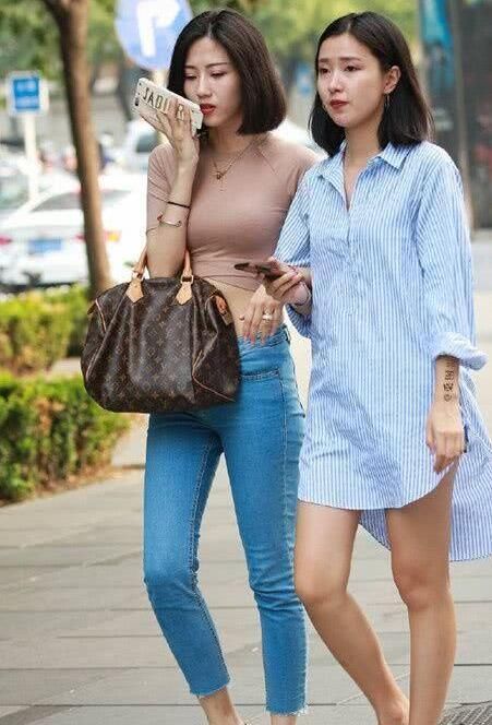 #气质#养眼女神街拍:姿色天然的美女,一条白色的一字肩连衣裙,时尚女神气质美