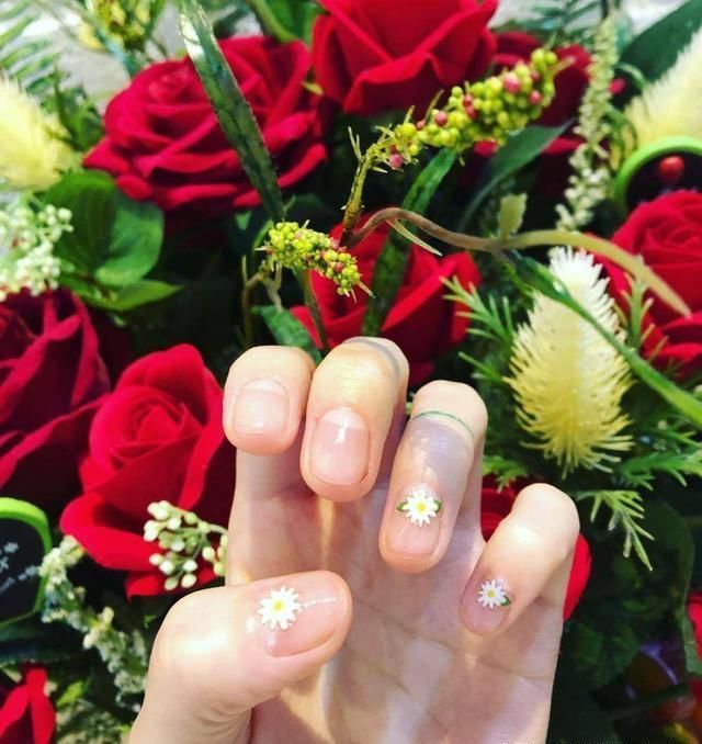  『轻松』不小心又被泫雅风美甲种草了，轻松上手还显白，总有一款你喜欢