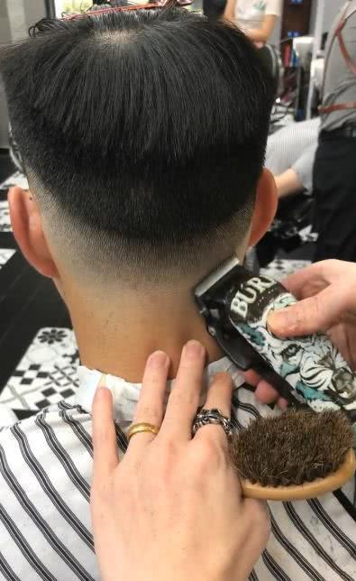胖脸高额头宅男理发,剪完见证奇迹的时刻_【快