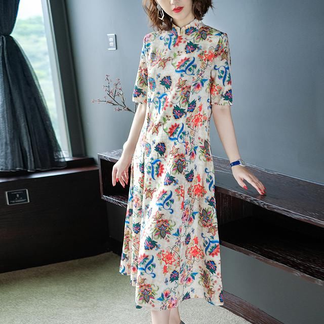 女人到了50岁，中秋别穿秋裙回家！学学中国女人穿旗袍，忒时髦