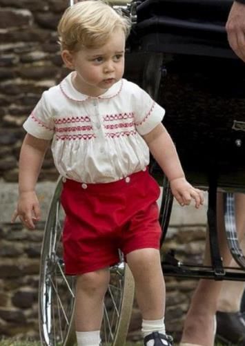 英国“乔治小王子”的绅士装扮，不管多冷的天都是露腿穿短裤!