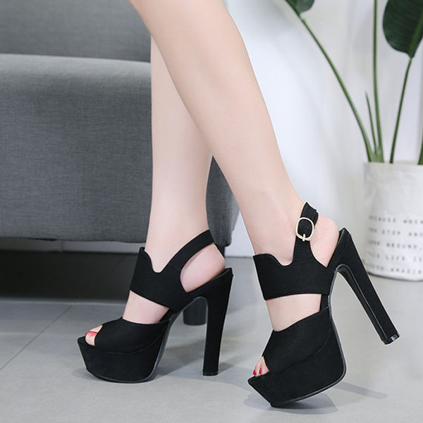 身材丰满别藏起来，包臀连衣裙秀出曲线美，配夜店风高跟，撩人