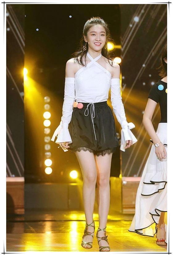 21岁张雪迎未修图脸部扭曲,满脸油光,网友:相信不了自己眼睛