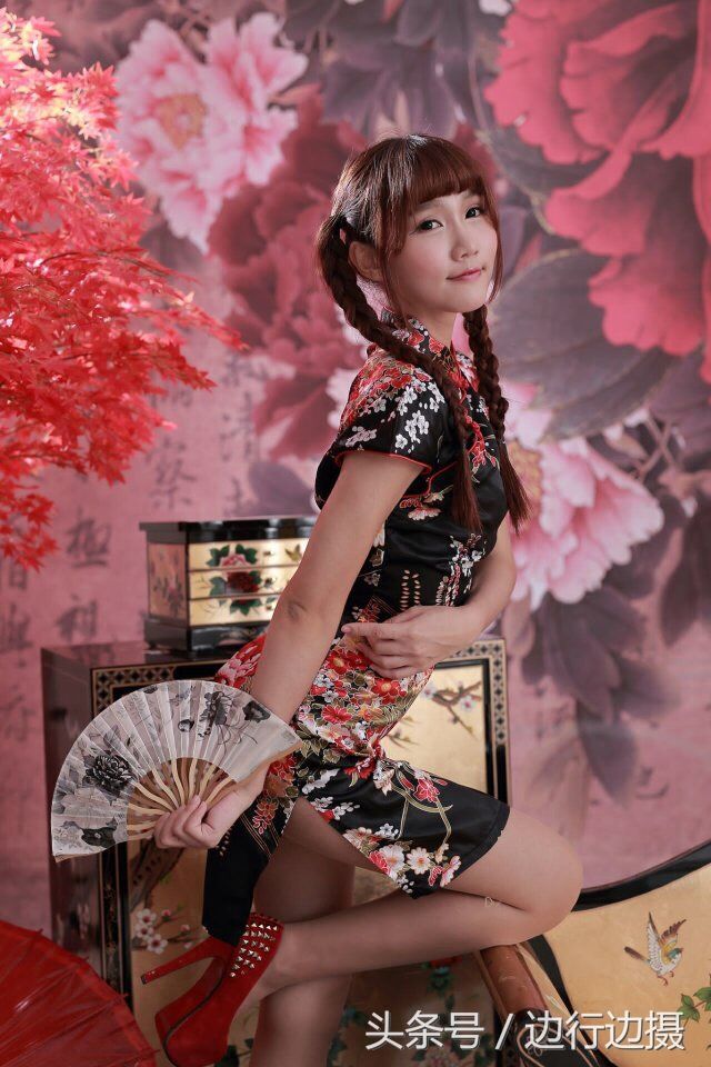 古典旗袍装美女爱露大长腿