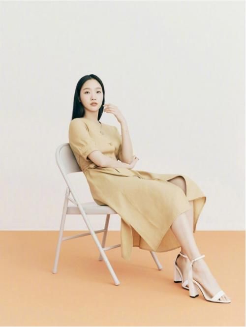 时尚服装在整体:金高银实力诠释了清新职场风格!条纹衬衫搭配包臀裙,真让人心动