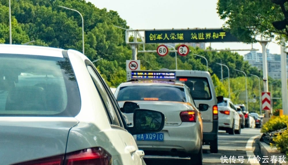  「堪称」这座千万人口的超大城市内，有条隧道二十四小时堵车，