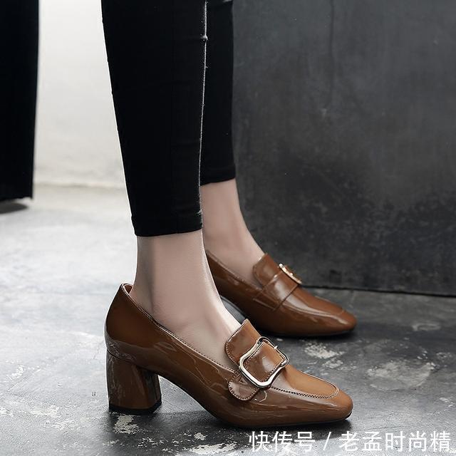 「气质」50+的女人别乱穿鞋,时下正流行这样的高跟鞋,舒适不累脚!