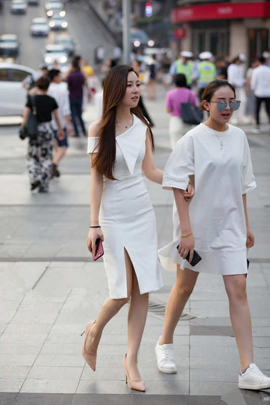 重庆街拍:伴娘礼服穿出小公主，百褶长款珍珠腰带吊带连衣裙