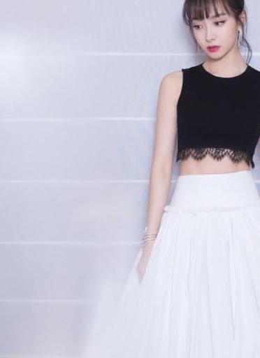 宋茜又不好好穿衣服了 在裤子上别条丝带就出门 网友: 上厕所方便