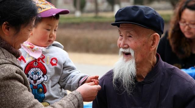近年，有人特意到农村收废旧房梁，用来干啥？有钱赚吗？答案来了