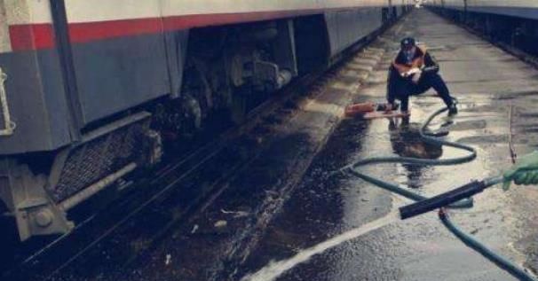  【列车长】为啥火车上“排泄物”要排到铁轨上，不会很臭吗？听