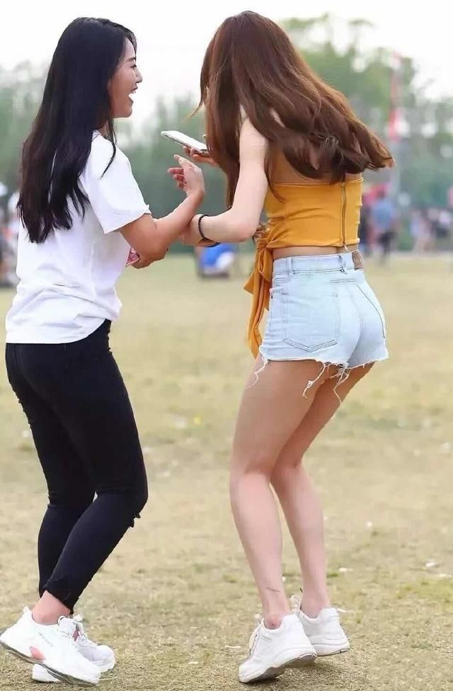 没有对比就没有伤害，热裤加抹胸衣让你穿出超模即视感