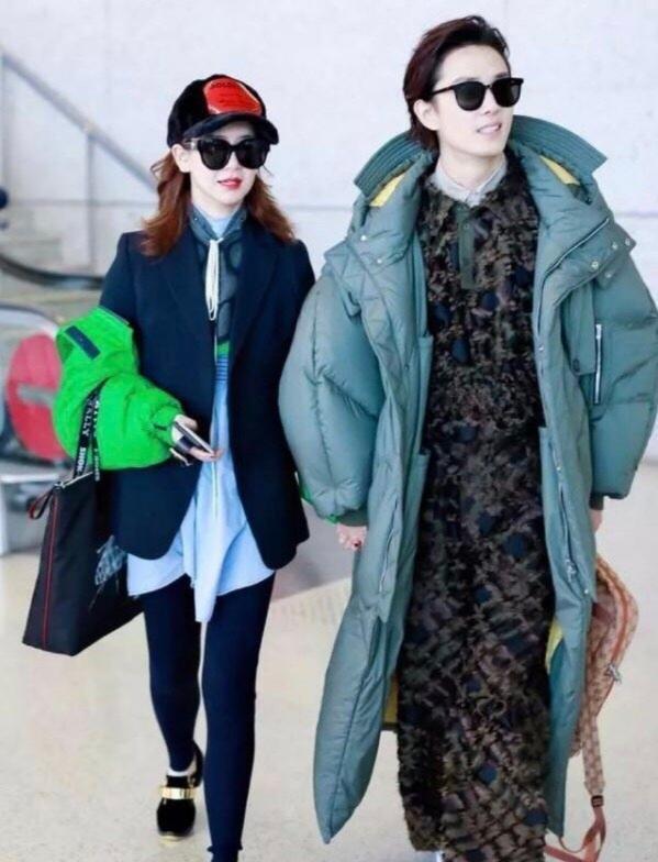  #毛绒#戚薇晒5岁女儿穿斑点毛绒睡衣扎一头小辫，长开的Lucky像大人