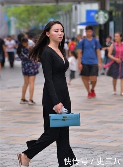  「尽显」街拍：天生丽质的小美女，优雅的穿搭，尽显时尚风采
