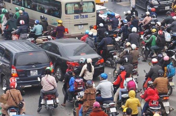 越南正式进入“春运”时间，河内出现百万摩托车大军大塞车