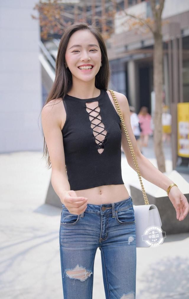 路人街拍，吸睛“绑带”很心机