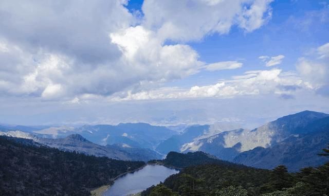 四川这个地方比亚丁美，漫山都是海子，石头缝躺着上亿年的水晶石