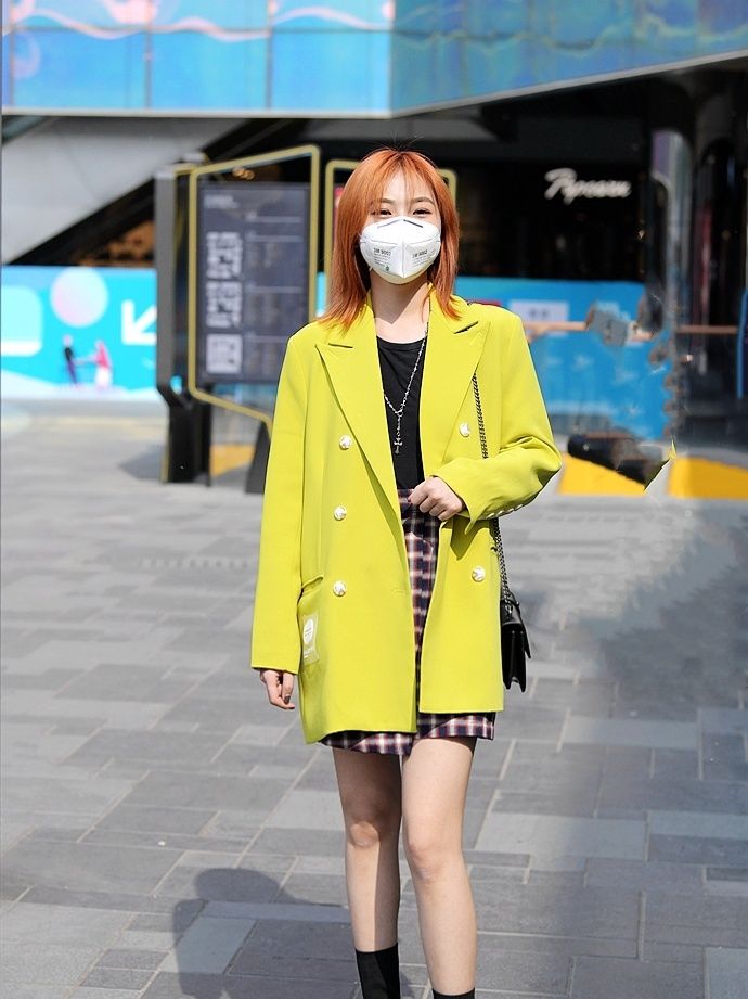 『服饰』街拍:让服饰搭配更有章法的白色口罩美女