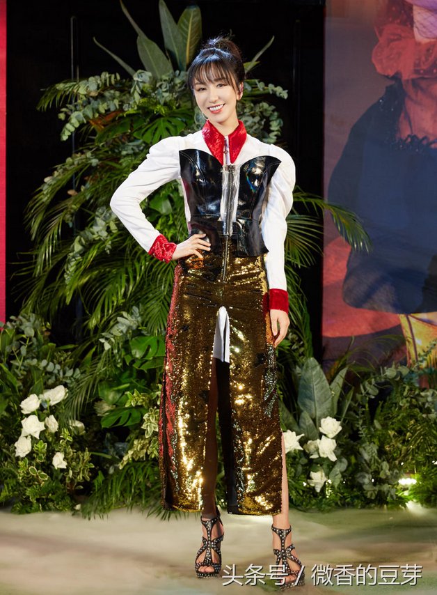 娄艺潇太会玩了，居然把金色裤子剪开来当裙子，网友:我可不敢穿