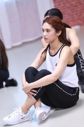 离开精修的杨丞琳，清新白色连体裤笑容僵硬，一脸皱纹简直不能看