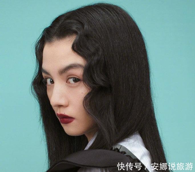 #美女#美女春夏气质太惊艳,复古波浪卷发配白色V领连衣裙,优雅有韵味