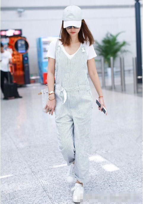 条纹加背带裤，林心如就是换了个风格，瞬间年轻十岁，真会穿