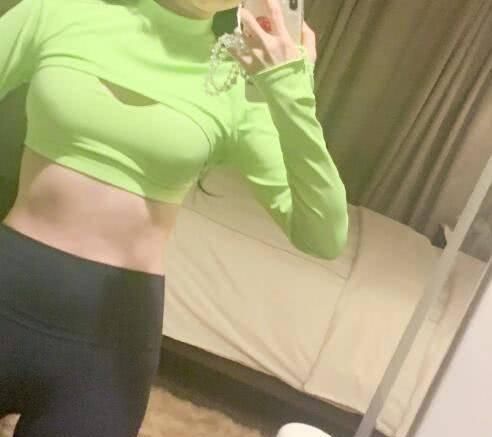 『社交账号上面晒出』刘亦菲与朋友聚会活动相片曝出,裸妆出境情况不佳,双下巴显著