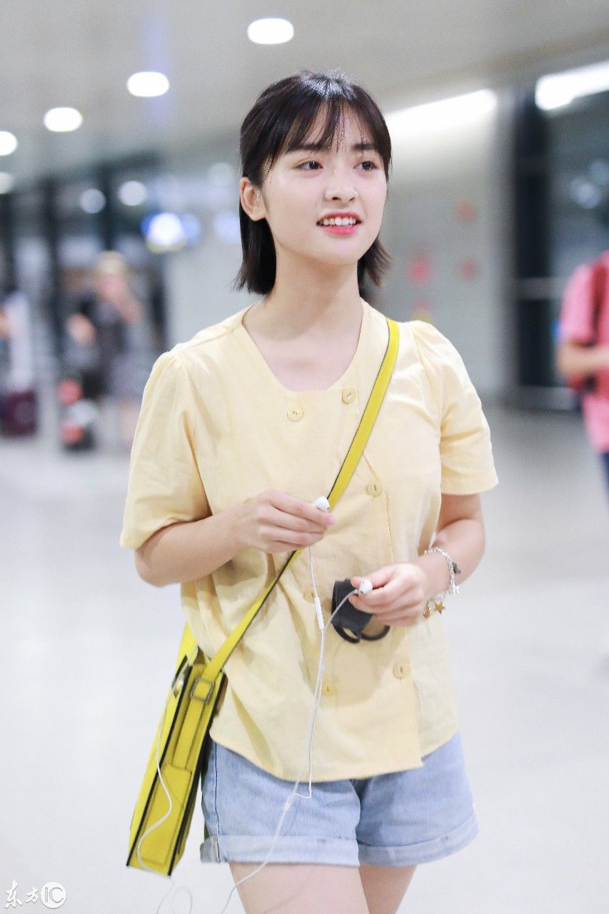 沈月身着T恤短裤，搭配黑色皮鞋亮相机场，步伐轻松自然!