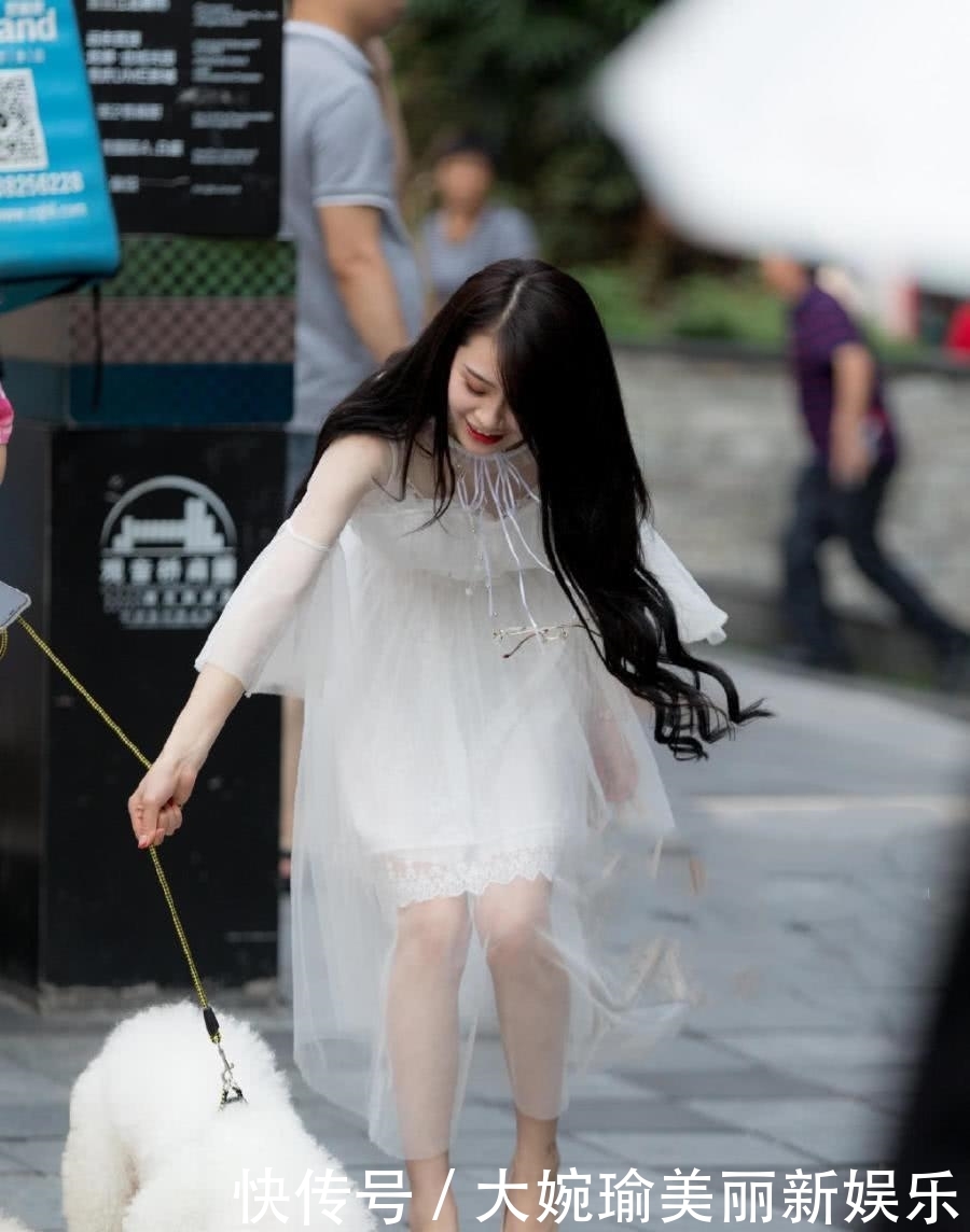 「气质」街拍:自带美感的小姐姐,凹凸身材搭配出不同的气质美!