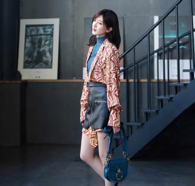 江疏影真任性!裤腿加长40厘米才能穿上，这腿得有一米八吧?