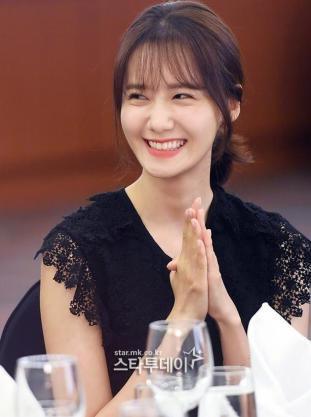 林允儿获得年度最佳上镜奖，一身黑色连衣裙，全身散发着女神气质