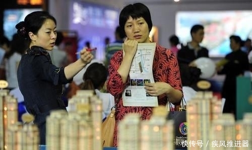  给出：同一栋房子，为啥西户被“抢空”，东户却没人要？内行人给出答案