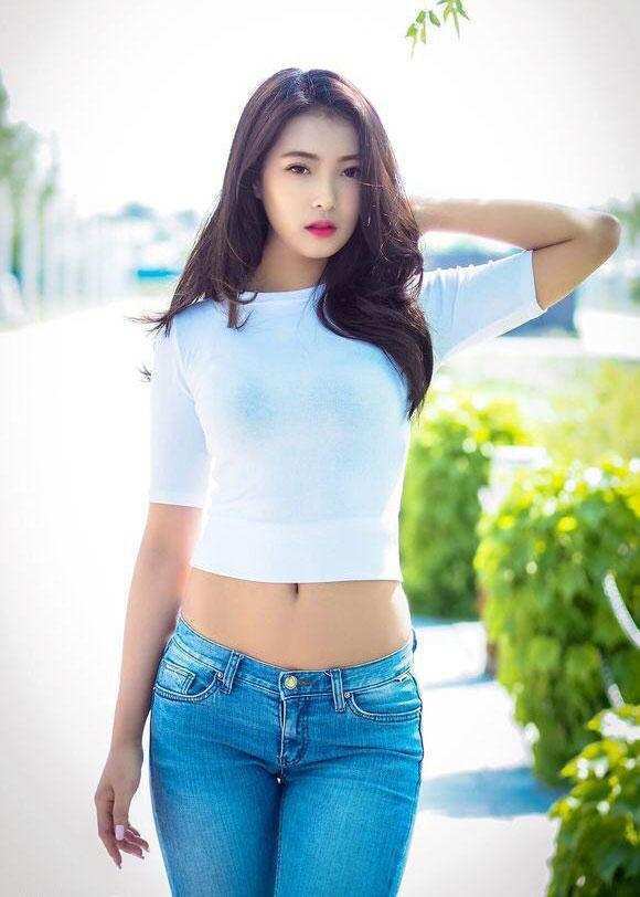 百搭紧身牛仔裤，让人看起来大方文静，很有知性女人气息！