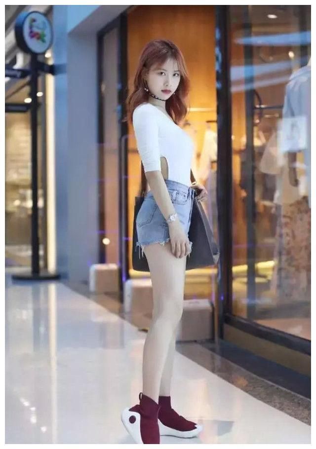 街拍:一头白发的小姐姐穿着紫色连衣裙，酷酷的样子性感又美丽!